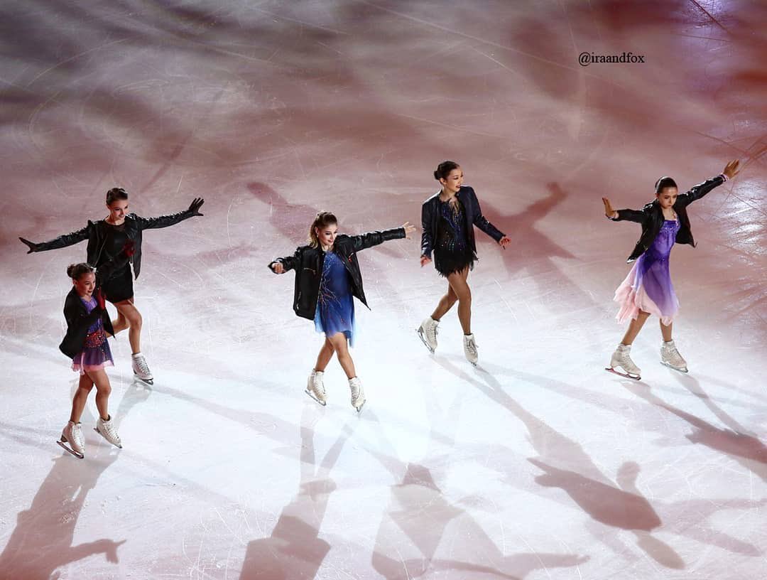 Когда выйдут танцы 2. Танцующая девушка на льду. Шоу чемпионы на льду совместное фото. Релиз в танце. Финал шоу чемпионы на льду в Москве.
