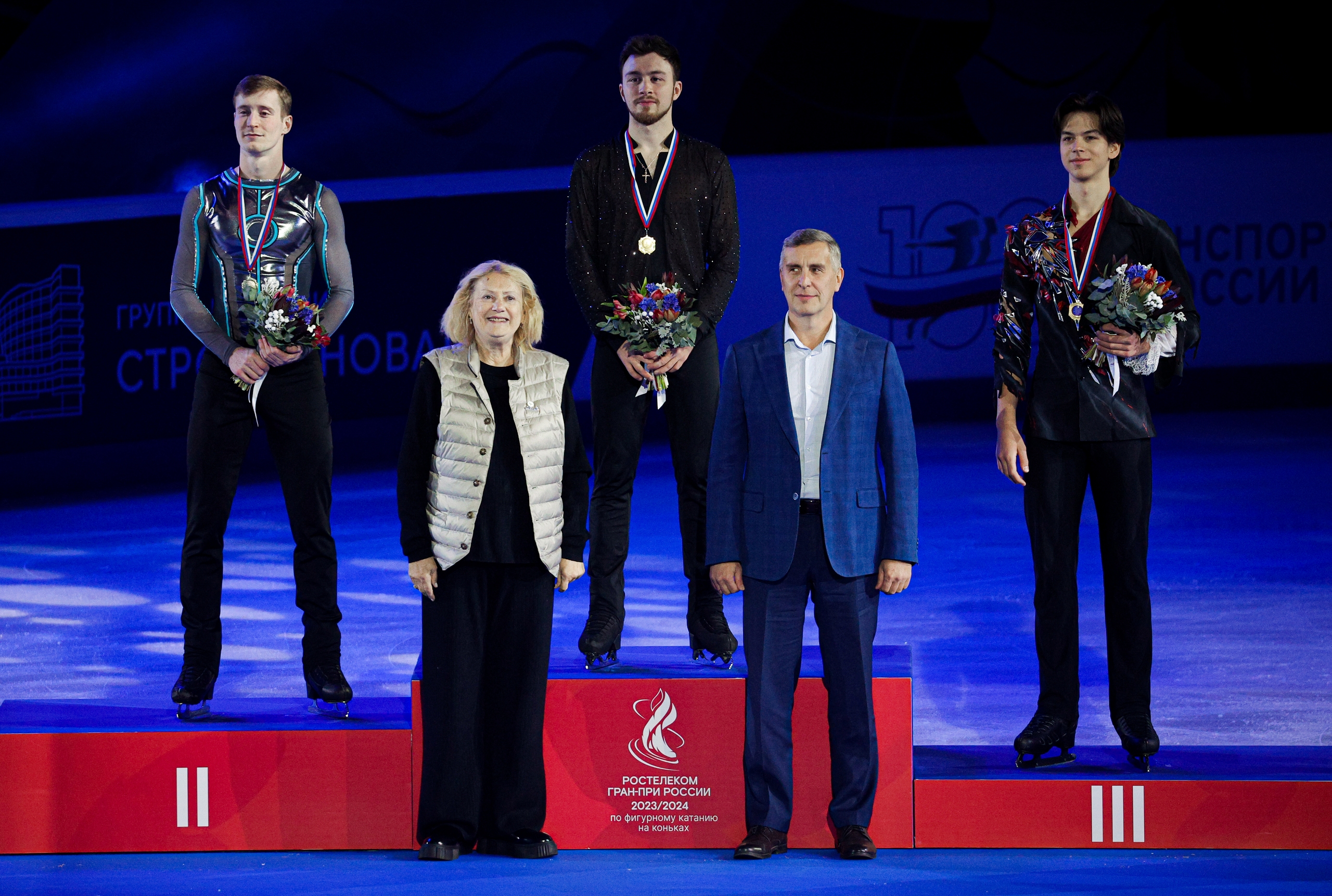 Медаль танцы. Женщина на пьедестале мужчина ниже. Полное видео награждения в Ростове февраля 2024.