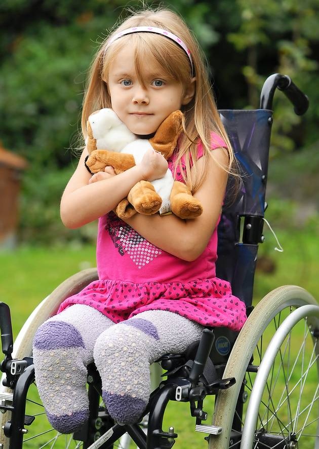 Ребенок инвалид с детства 2. Дети инвалиды. Коляска для детей инвалидов. Ребенок в инвалидной коляске. Девочка инвалид.