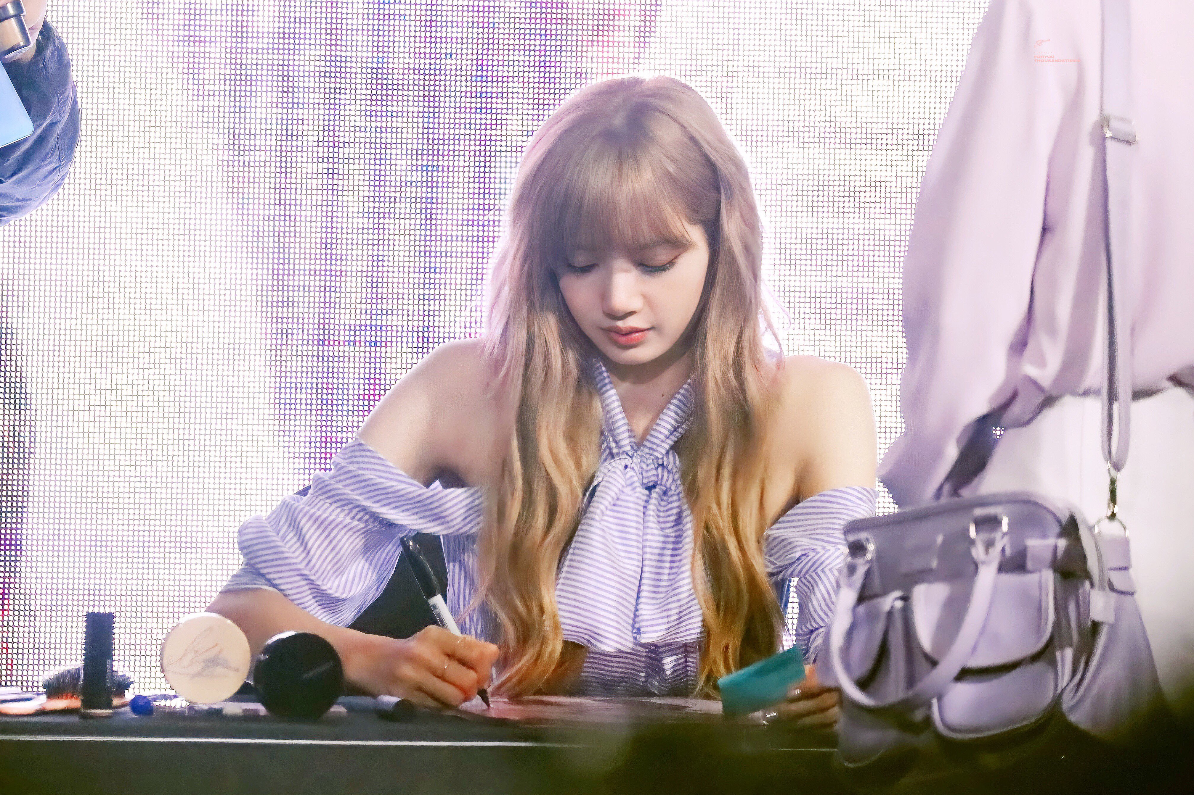 Lalisa manoban parents nationality